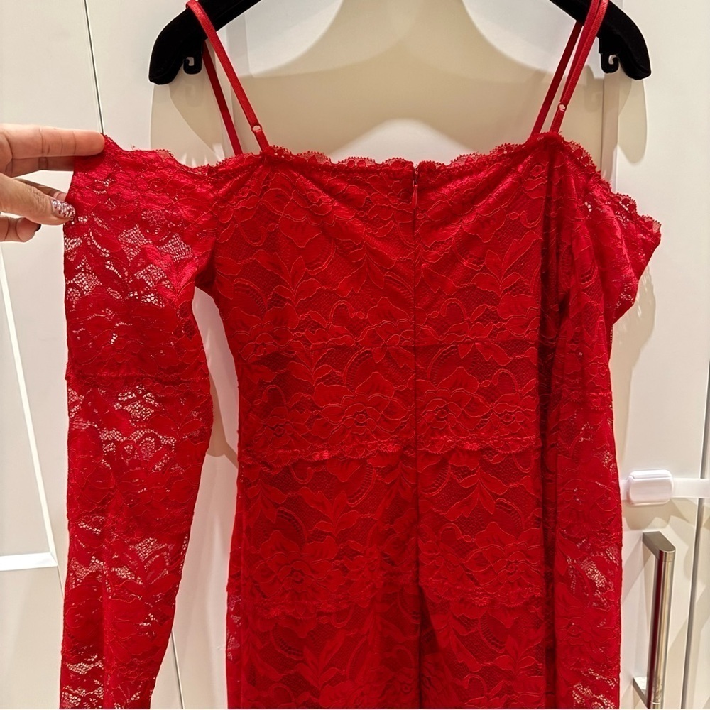 ✨GUESS Sexy Beautiful Off Shoulder Dress - Good
condition- Size Small✨ - Picture 13 of 15